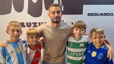 El gesto de Julián Álvarez con un grupo de niños en el programa de Nicolás Occhiato