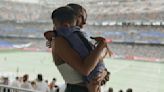 Hijo dormido y problemas con una bandera: la aventura de Mina Bonino, novia de Fede Valverde, en el debut de Uruguay