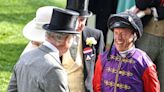 La pasión y los nervios de Carlos III y Camilla junto a Tom Parker Bowles, hijo de la Reina, en las carreras de Ascot