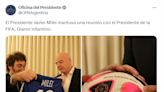 Javier Milei se reunió con el presidente de la FIFA y recibió dos curiosos regalos