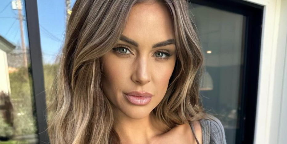Pregnant Lala Kent poses nude in new video