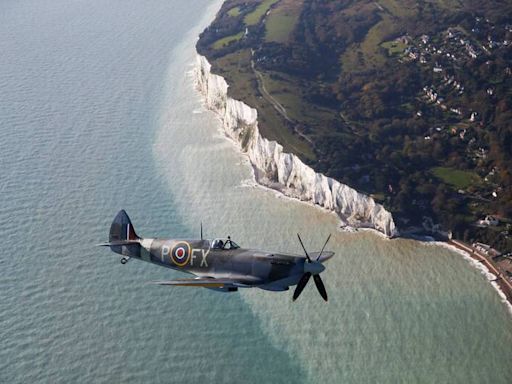 英國二戰名機「噴火式」戰機墜毀 飛行員當場身亡