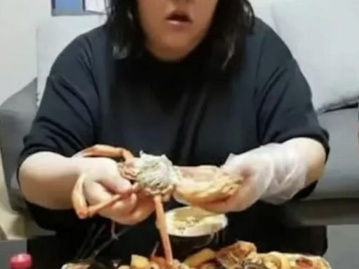 'Influencer' murió en vivo al hacer absurdo reto de comer sin parar durante 10 horas