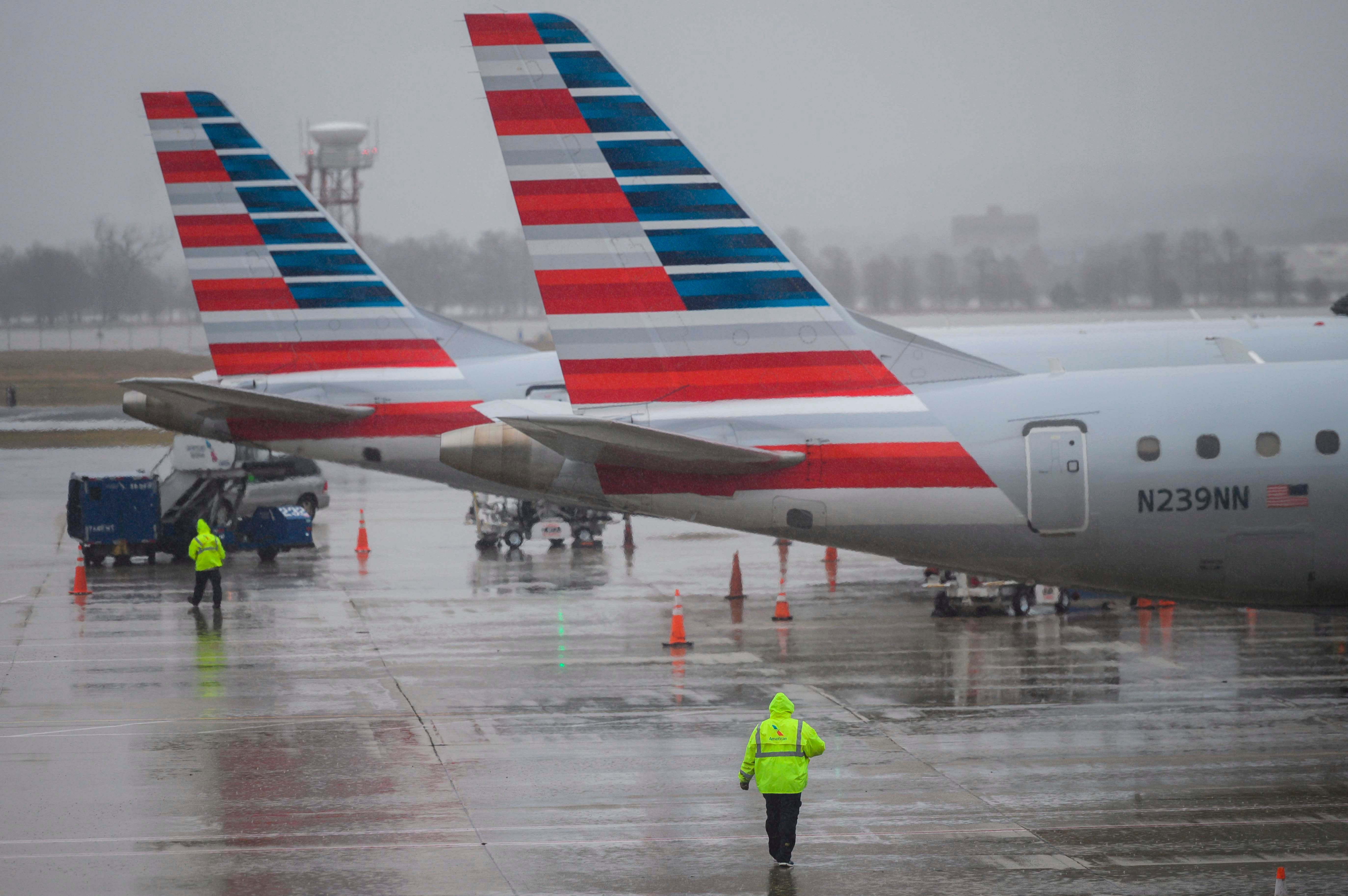 American Airlines plane rejects takeoff right before runway near-collision