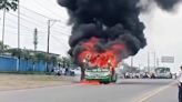 Bus de transporte urbano se incendia en los exteriores de colegio en Quevedo