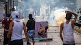 Al menos once civiles han muerto en protestas contra gobierno de Maduro: ONG