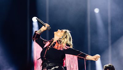 Miranda Lambert Makes Grand Gender Reveal During Show in Las Vegas