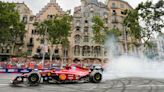 Carlos Sainz deleita a los aficionados en el 'Road Show' en las calles de Barcelona