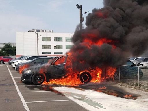 快訊/廣達員工停車場大火！BMW休旅車才停好突竄煙陷火海 鄰車衰被燒