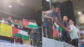 Activistas ondean banderas de Palestina en París 2024