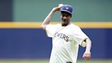 Elly De La Cruz's arm impresses Brewers guest commentator Snoop Dogg: 'Who is that with that rocket?!'