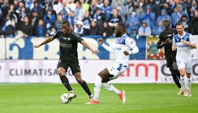 À la pause, Auxerre domine le Paris FC et entrevoit la Ligue 1