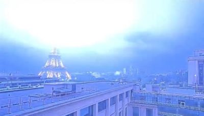 Impresionante video: cae un rayo sobre la torre Eiffel y lluvias dejan un muerto en Francia