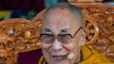 La posible explicación de chupar la lengua al Dalai Lama