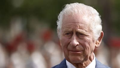 Re Carlo, malato di cancro, starebbe molto male: “Non risponde alle cure, la monarchia si prepara al peggio”