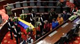 Presidente de Colombia envía escultura de la paz de Botero a capilla ardiente en su homenaje