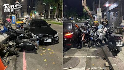 被警車嚇到！三重毒蟲暴衝自撞「腰椎受傷」 警輕鬆逮人│TVBS新聞網