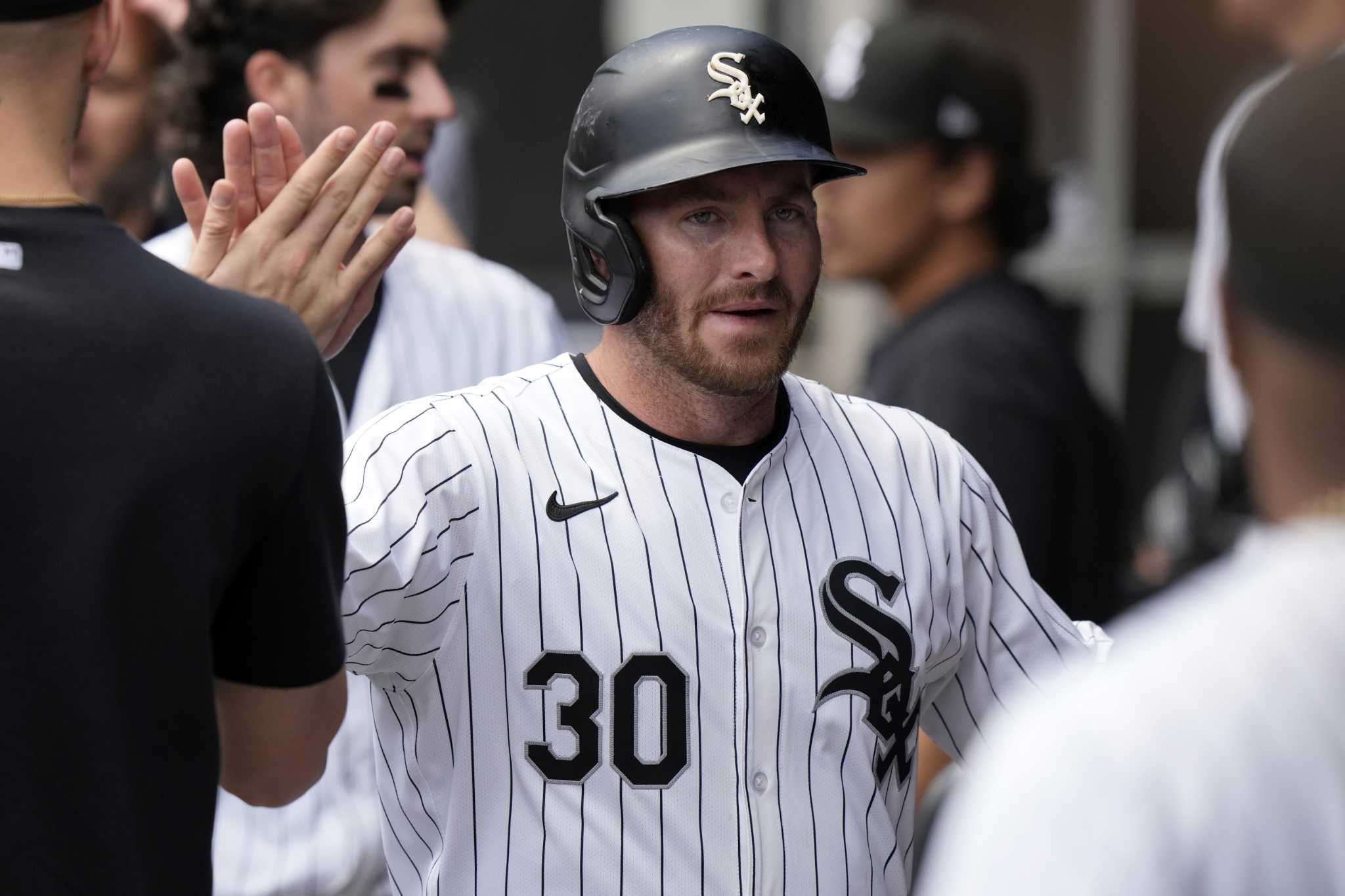 Rangers reacquire switch-hitting OF Robbie Grossman in a trade with the White Sox