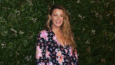 Blake Lively : le produit (que vous adorez sûrement) qu’elle n’utilise pas dans sa routine capillaire