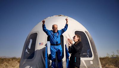 Tiene 90 años, trabajó en la Fuerza Aérea de EE.UU. y batió un récord al ser la persona más longeva en viajar al espacio