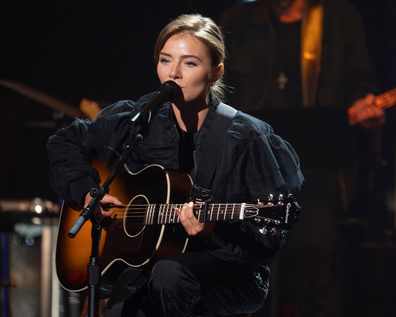 Country music legend’s granddaughter makes ‘American Idol’ top 5, prompting conspiracy theories