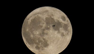 Científicos confirman hallazgo de cueva en la Luna que podría albergar a astronautas futuros