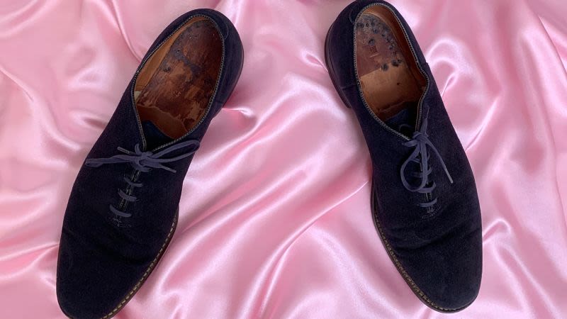 Elvis Presley’s actual blue suede shoes sell for $150,000 in auction | CNN