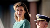 La reina Letizia, con tacón sensato y de verde esmeralda, promociona la moda española en Países Bajos