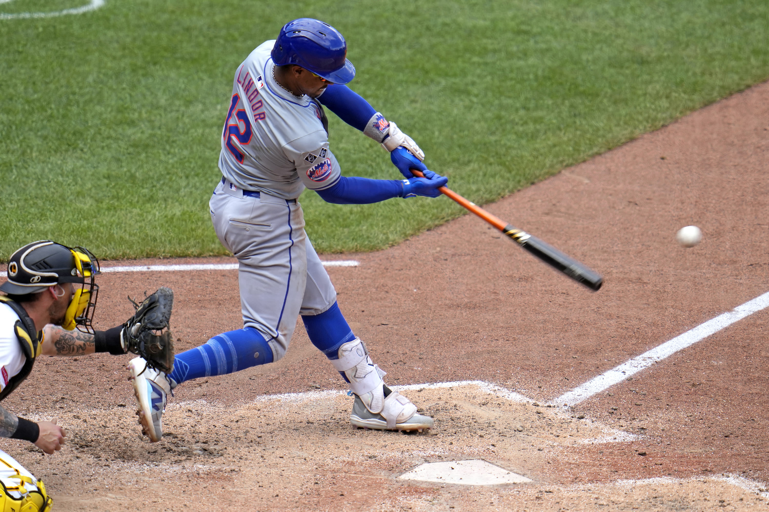 Lindor's 2-run single in 9th off Chapman rallies Mets over Pirates 3-2 and back to .500