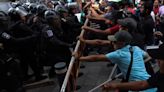 CNTE rompe cerco en Palacio; choca con Policía