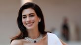 El truco viral de Anne Hathaway para presumir de unos labios voluminosos con... ¿una horquilla?