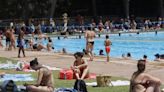 Las piscinas y playas a rebosar ante la ola de calor