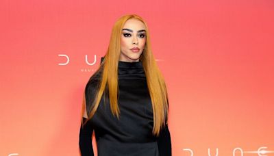 Kendall Jenner fait le buzz en s’affichant pieds nus au Louvre… Bilal Hassani se moque de Jordan Bardella…