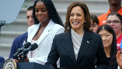 Kamala Harris hace su primera aparición tras la renuncia del presidente: "Conocí a Biden a través de su hijo Bob"