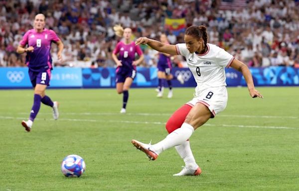 Why does Lynn Williams wear one leg sleeve? How USWNT striker making waves with unique style at Olympics | Sporting News