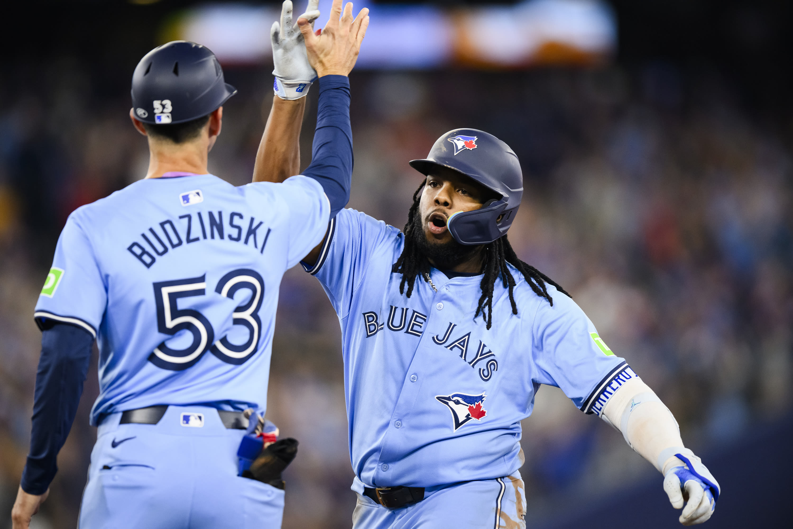 Clement gets winning hit as Blue Jays rally to beat red-hot Twins 10-8