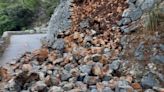 Un fuerte desprendimiento de rocas obliga a cortar la carretera del Port de Valldemossa