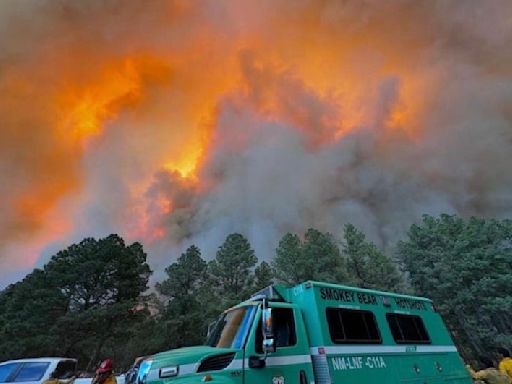 1,400 structures lost, 1 person dead in Ruidoso fires