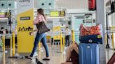 Qué pasa con el equipaje de mano tras la multa a Ryanair, Vueling, Volotea y Easyjet: ¿seguirán cobrando por las maletas de cabina? ¿Qué dice la ley?
