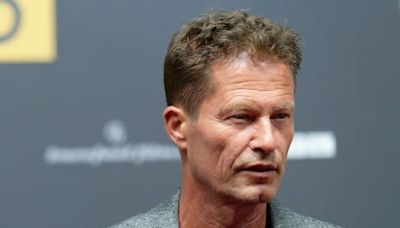 Til Schweiger meldet sich grinsend aus dem Privatjet zurück