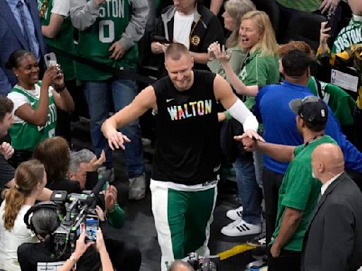 Celtics pay tribute to 1986 champion Bill Walton before Game 1 of the NBA Finals against Dallas