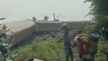 急抱行李逃出車廂畫面曝光！印度北方火車嚴重出軌 翻覆受損傷亡慘重