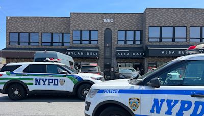 NYPD: Worker threatened with knife at store in Dongan Hills