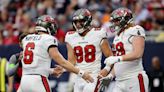 WATCH: Bucs TE Cade Otton makes ridiculous 1-handed catch at practice