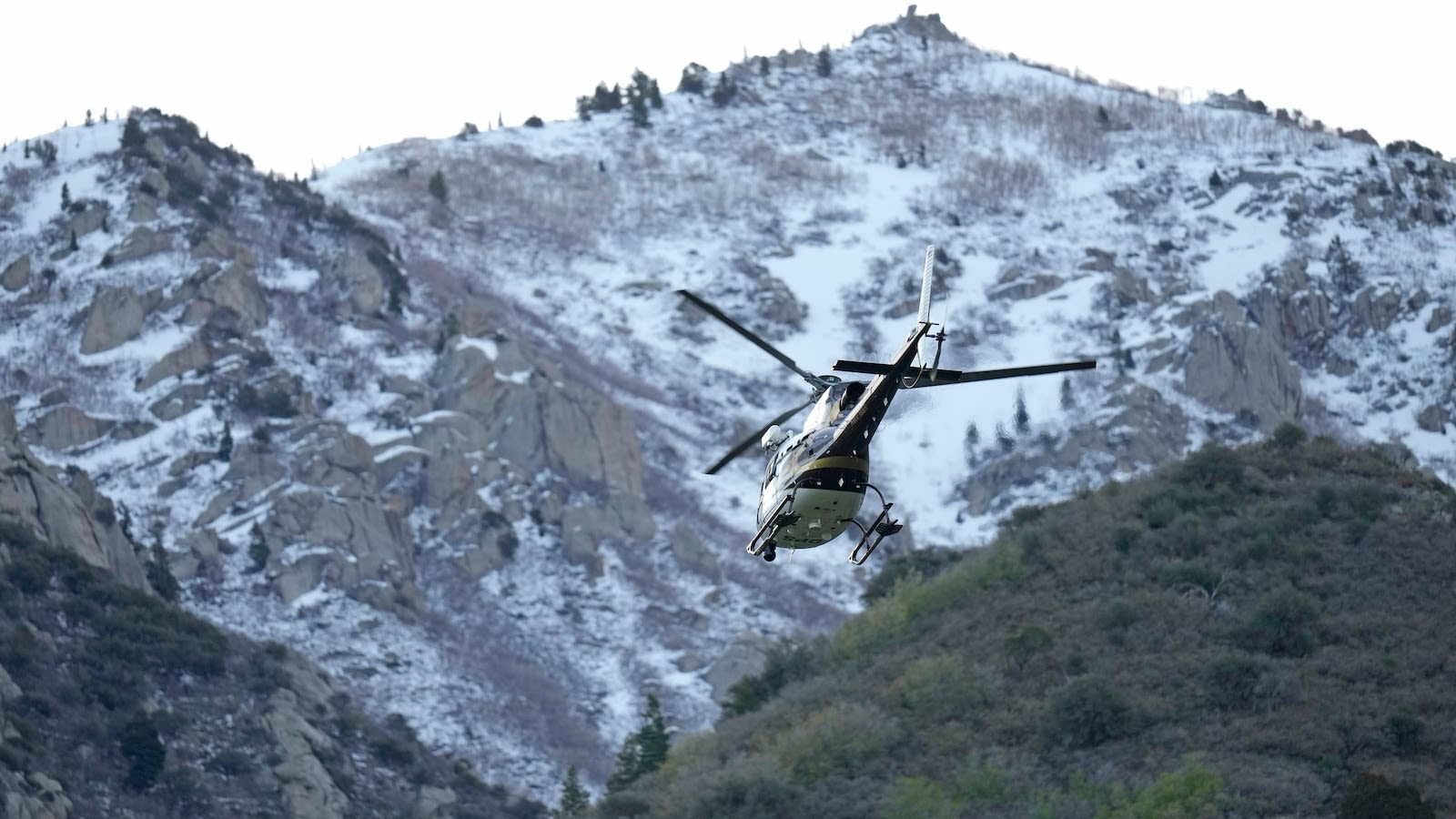 Search crews uncover bodies of 2 skiers buried by Utah avalanche