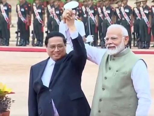 PM Modi shares hug with Vietnamese PM at Rashtrapati Bhawan | Watch video | Today News