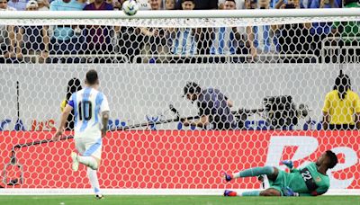 La frase de Rodrigo De Paul a Lionel Messi después de haber errado su penal ante Ecuador