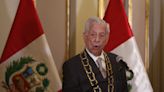 Vargas Llosa recibe la máxima distinción en Perú y respalda a la presidenta