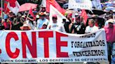 Manifestantes de la CNTE provocan cierre del aeropuerto de Oaxaca