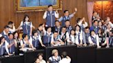 批傅崐萁囂張站議長椅登基 吳思瑤：把韓國瑜「踩」腳下